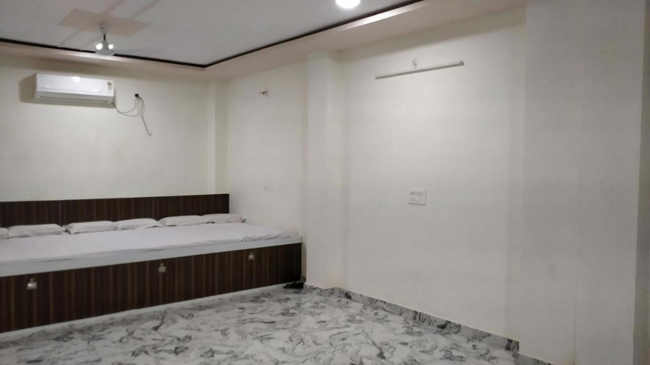Rajlakshmi Guest House Матура Екстериор снимка