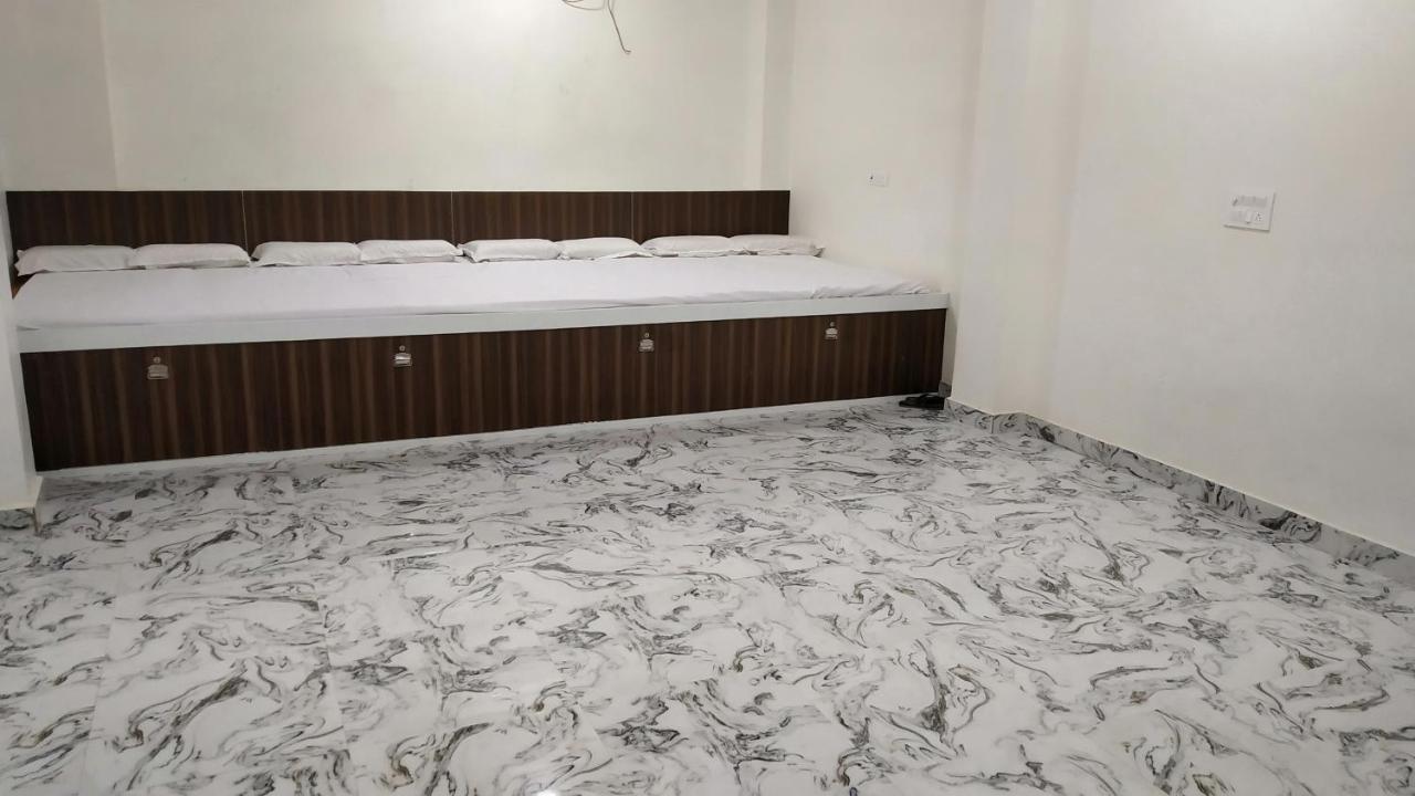 Rajlakshmi Guest House Матура Екстериор снимка