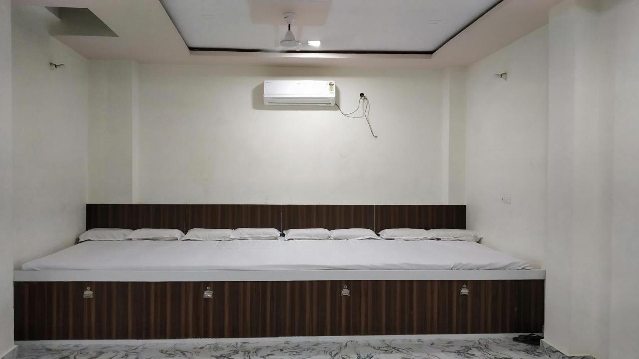 Rajlakshmi Guest House Матура Екстериор снимка