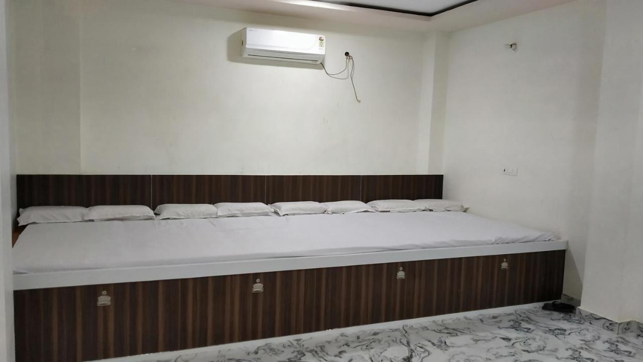 Rajlakshmi Guest House Матура Екстериор снимка